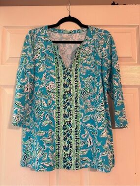 Lilly Pulitzer Blue Turquoise Floral Top with Gold Logo